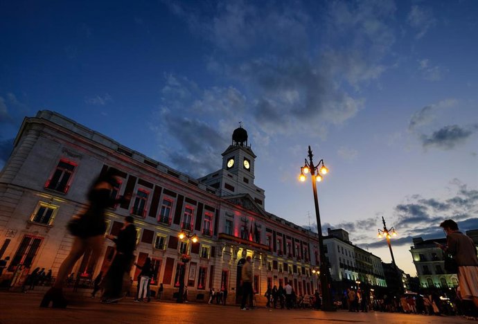 Archivo - La Real Casa de Correos de Madrid, iluminada con los colores de la bandera de España con motivo de la celebración el lunes de la fiesta nacional, a 10 de octubre de 2020.