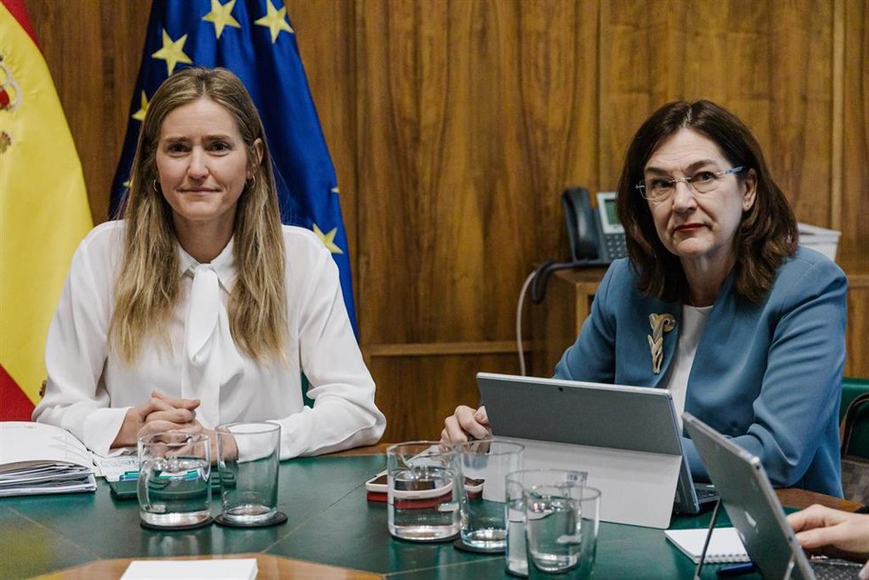 Archivo - La vicepresidenta del Gobierno y ministra para la Transición Ecológica y el Reto Demográfico, Sara Aagesen (i) y la presidenta de la Comisión Nacional de los Mercados y la Competencia (CNMC), Cani Fernández, durante una reunión en la sede del 