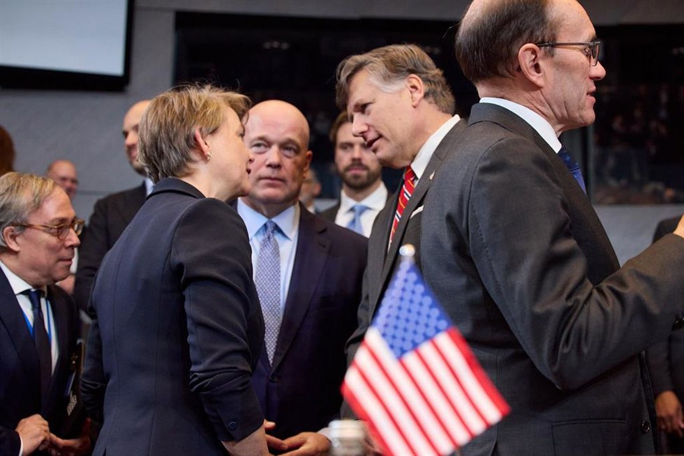 El vice secretario de Estado estadounidense, Christopher Landau, saluda a la ministra de Exteriores británica, Yvette Cooper, en la reunión ministerial de la OTAN.