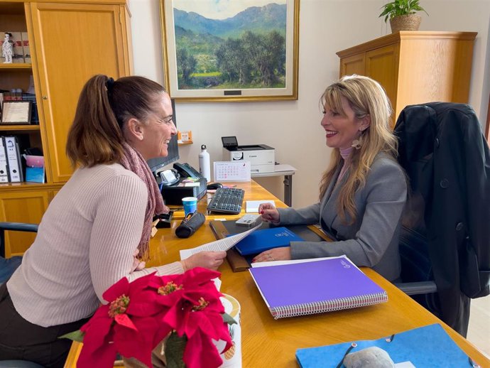 Archivo - Alcaldesa de Andratx Estefanía Gonzalvo junto a regidora de Cultura y Educación, Mady Juan.
