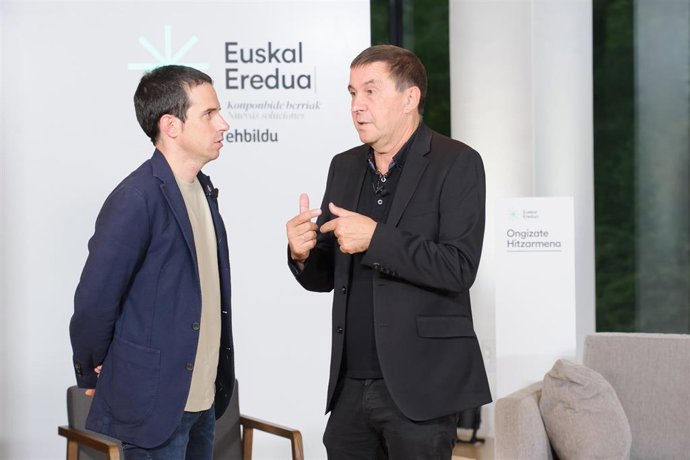 Archivo - Los dirigentes de EH BIldu Pello Otxandiano y Arnaldo Otegi