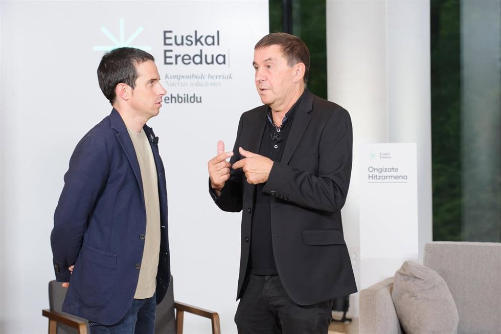 Archivo - Los dirigentes de EH BIldu Pello Otxandiano y Arnaldo Otegi