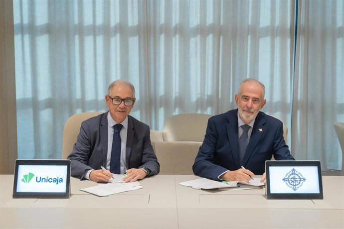 De izquierda a derecha, el CEO de Unicaja, Isidro Rubiales, y el presidente de la Agrupación de Cofradías de Málaga, José Carlos Garín.