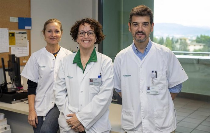 L equipo de Genética responsable de la nueva consulta en Can Misses. De izquierda a derecha la Dra. Iciar Martínez López, la Dra. García de Paso Mora y el Dr. Fernando Santos Simarro.