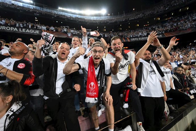 Archivo - 14 April 2022, Spain, Barcelona: Frankfurt players celebrate their victory after the UEFA Europa League quarter-final, second leg soccer match between FC Barcelona and Eintracht Frankfurt at Camp Nou Stadium. Photo: Arne Dedert/dpa
