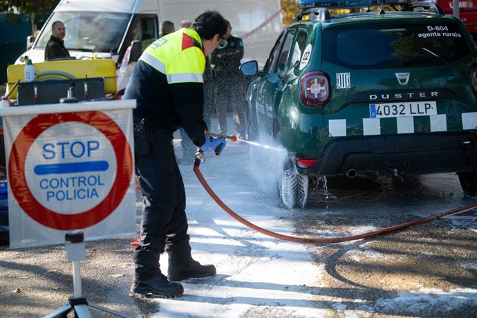 Efectivos de la UME en la zona en cuarentena por la Peste Porcina Africana en Torrefarrussa, a 1 de diciembre de 2025, en Barcelona, Cataluña (España). El conseller de Agricultura, Ganadería y Pesca de la Generalitat, Òscar Ordeig, ha informado este domin