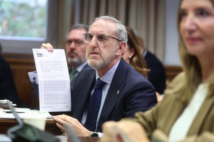 Archivo - Arquivo - O secretário-geral do Grupo Socialista no Senado, Alfonso Gil, durante a Comissão de Inquérito sobre o "caso Koldo", no Senado, em 30 de outubro de 2025, em Madri (Espanha). Sánchez, comparece perante a Comissão de Inquérito sobre o "C