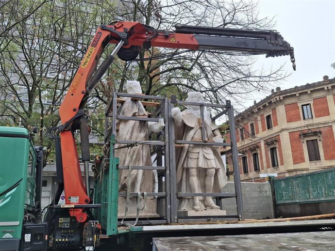 Traslado de las estatuas de los reyes.