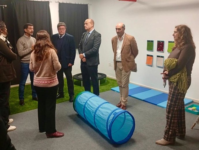 El delegado territorial de Desarrollo Educativo y Formación Profesional en Cádiz, José Ángel Aparicio, visita el nuevo aula para alumnado con TEA en el CEIP San José Obrero de Jerez de la Frontera.