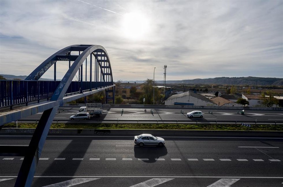 Archivo - Varios vehículos a su paso por la A-3, a 5 de diciembre de 2024, en Madrid (España). La Dirección General de Tráfico (DGT) prevé 6,6 millones de desplazamientos durante el puente de la Constitución-Inmaculada, cuyo dispositivo especial de regu