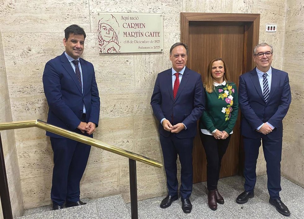 (Izq-Der) El Director Territorial De Unicaja, Manuel Rubio; El Alcalde Carlos García Carbayo; La Coordinadora De La Web De CMG, Esther Del Brío; Y El Secretario General De La Universidad, Alfredo Ávila