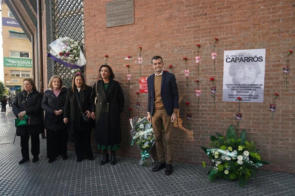 El coordinador federal de IU, Antonio Maillo, y la coordinadora provincial de IU Málaga, Toni Morillas, junto a Loli, Paqui y Puri García Caparrós en el lugar donde fue asesinado Manuel José García Caparrós un 4 de diciembre de 1977, hace 48 años.