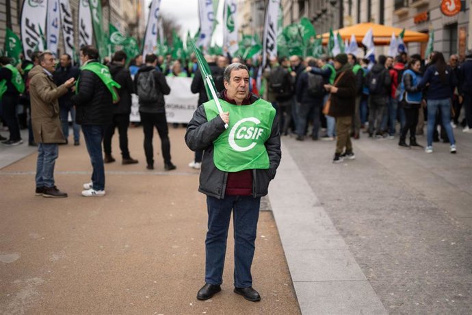 Archivo - Decenas de personas durante una concentración de la Central Sindical Independiente y de Funcionarios (CSIF), en imagen de archivo.