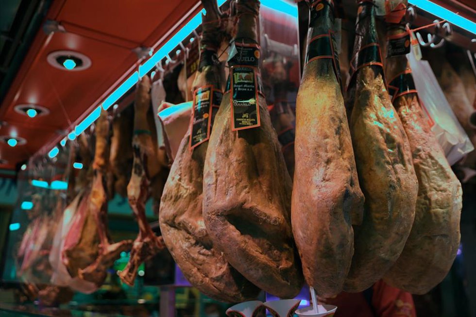 Archivo - Jamones en un puesto en el Mercado de San Isidro, en Madrid, (España)