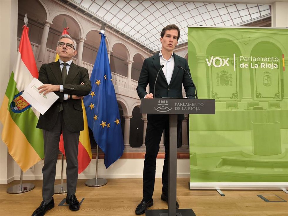 Los diputados de Vox, Ángel Alda y Héctor Alacid, en comparecencia de prensa