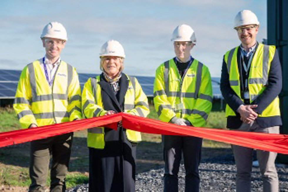 Richard Mackey, director de Ingeniería en Sanofi; la ministra de Estado Mary Butler; Cian OBrien, director del sitio de Sanofi Irlanda; y John Carty, director comercial de Greenvolt Next Ireland.