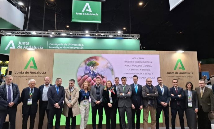 Acto de firma de la Junta con catorce entidades para impulsar el autoconsumo colectivo en el ámbito industrial.