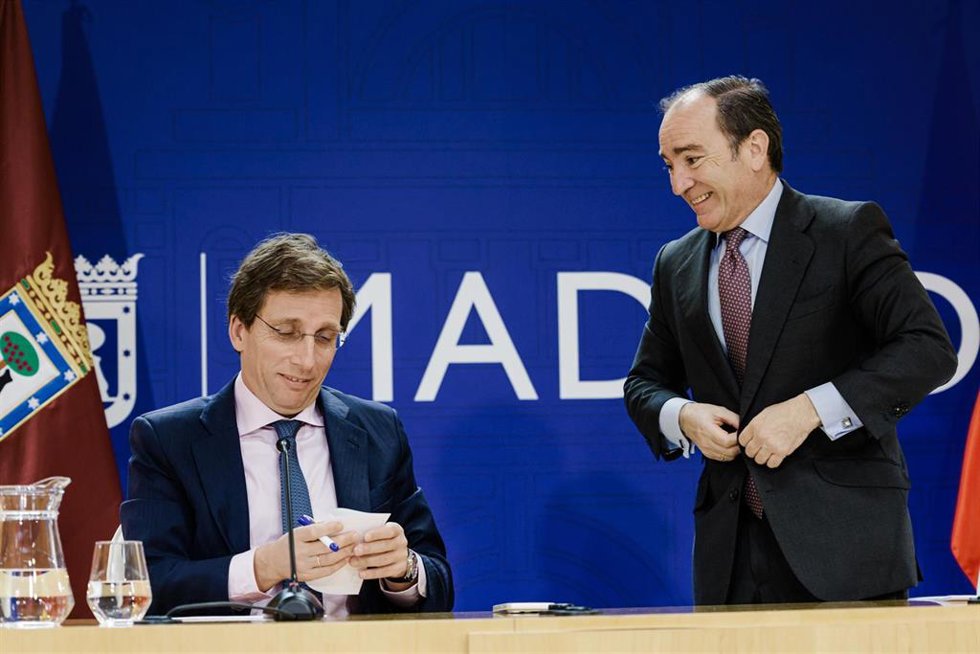 Archivo - El alcalde de Madrid, José Luis Martínez-Almeida, en la rueda de prensa posterior a la Junta de Gobierno, en la que ha estado respaldado por el delegado de Urbanismo, Medio Ambiente y Movilidad, Borja Carabante