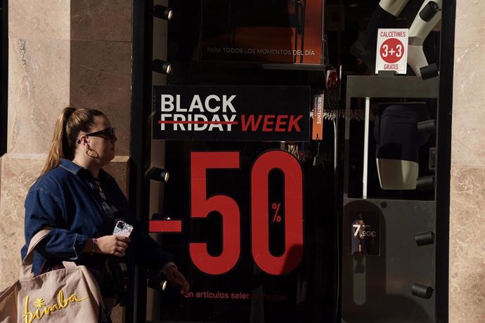 Imagen de comercios anunciando sus descuentos para el Black Friday de este año 2025.