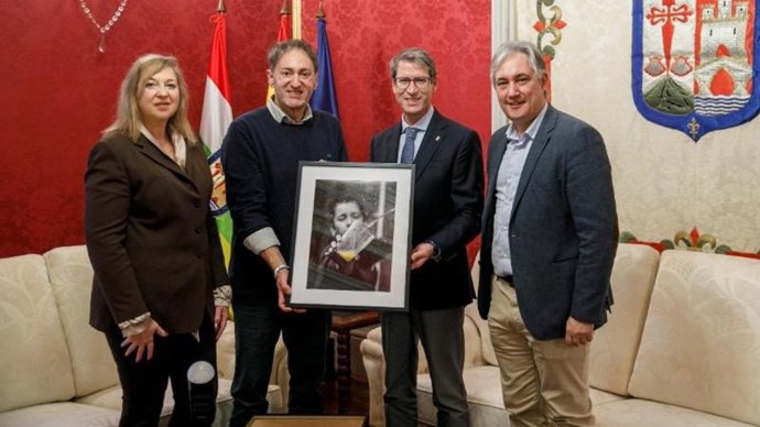 El presidente del Gobierno riojano, Gonzalo Capellán recibe a Eduardo San Vicente por su Medalla de Oro de la Confederación Española de Fotografía