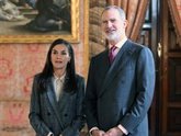 Foto: Los Reyes Felipe y Letizia sorprenden con sus looks a juego ante el tsunami por el libro del Emérito
