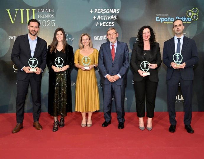 Los premiados posan ante los medios gráficos.