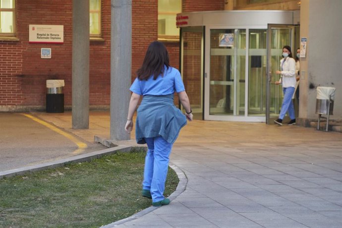 Archivo - Varias personas acceden al Hospital Universitario de Navarra.