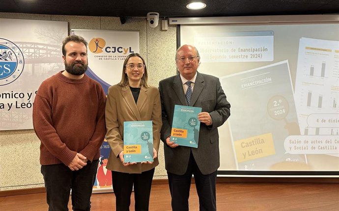La presidenta del Consejo de la Juventud autonómico, Sandra Ámez, en el medio, junto al secretario del Consejo de la Juventud de España, Francisco Javier Muñoz, y el presidente del CES, Enrique Cabero, en la presentación del Observatorio de Emancipación