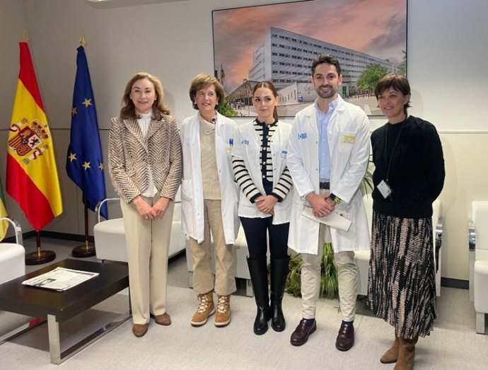 A consejera de Salud y Políticas Sociales, María Martín, junto con la gerente de Atención Hospitalaria del SERIS, Corpus Gómez, se reúne con dermatólogos y otros profesionales del SERIS para hacer balance del impulso de la teledermatología en la región