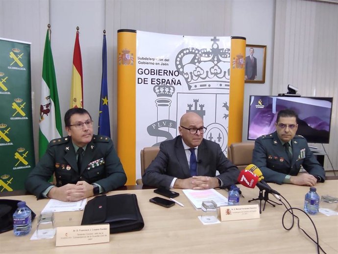 El subdelegado del Gobierno, Manuel Fernández, acompañado por los mandos de la Guardia Civil durante la rueda de prensa