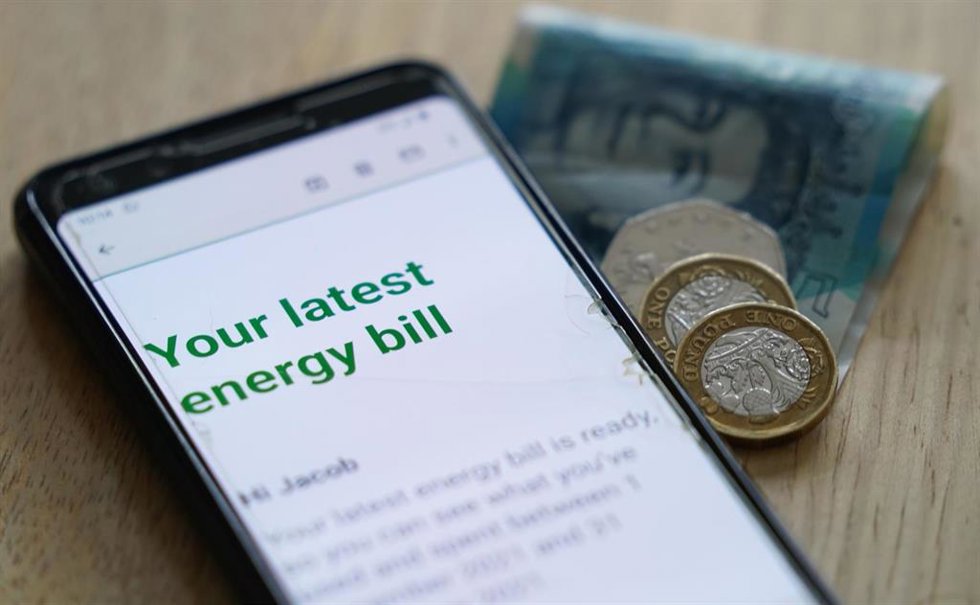 Archivo - FILED - 03 February 2022, United Kingdom, ---: An online energy bill can be seen on a smartphone. The energy price cap will rise by 2\% from October 1 for a typical household in England, Scotland and Wales, Great Britain's energy regulator Ofg