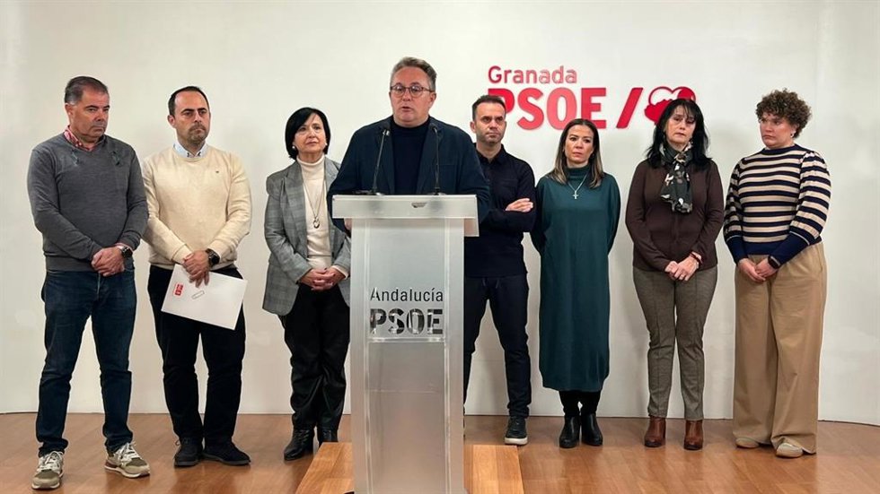 El alcalde de Pinos Puente, Enrique Medina, ha comparecido ante la prensa en la sede provincial del PSOE de Granada