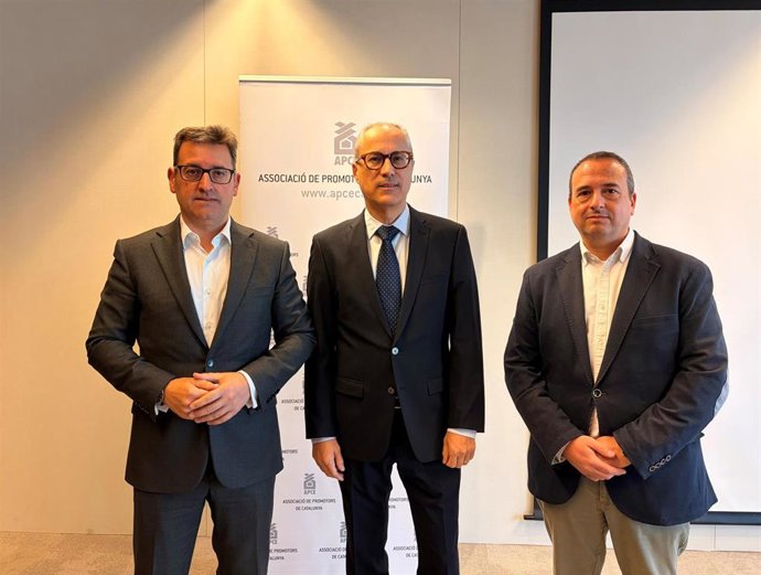 De izquierda a derecha, Josep María Gonzalez, director territorial de CaixaBank, Lluís Martí, regidor de Urbanismo de Proximidad y Planificación del Ayuntamiento de Girona, y Marc Torrent, director general de Apce.