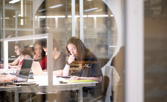 Estudiantes en una biblioteca. 