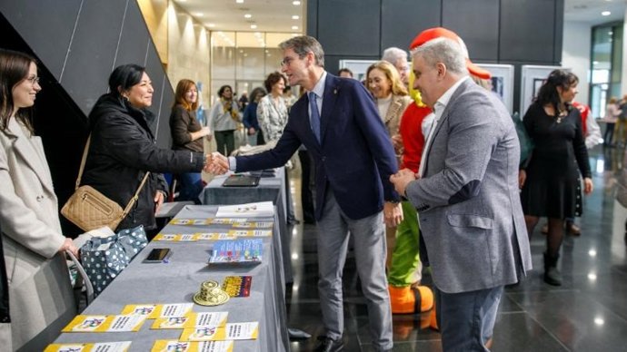 El presidente del Gobierno de La Rioja, Gonzalo Capellán, junto a la consejera de Salud y Políticas Sociales, María Martín, inaugura la Feria de Asociaciones organizada por la Federación Riojana para la Solidaridad (FRVS)