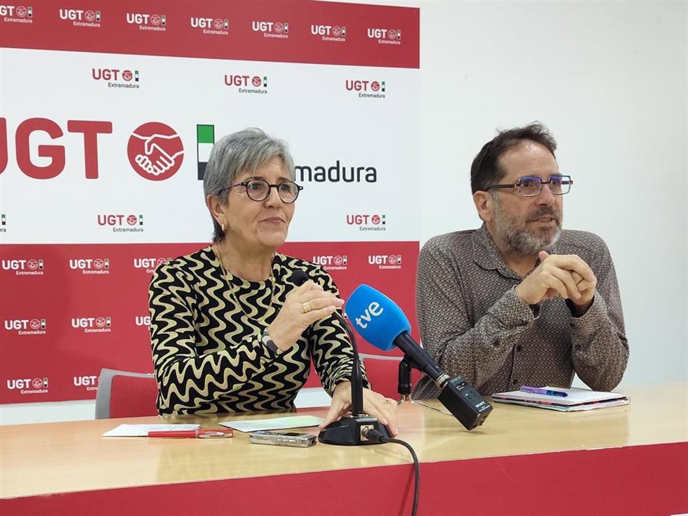 La secretaria general de UGT Extremadura, Patrocinio Sánchez, y la responsable confederal de Migraciones, Cesc Poch, presentan un estudio sobre la inmigración en Extremadura.