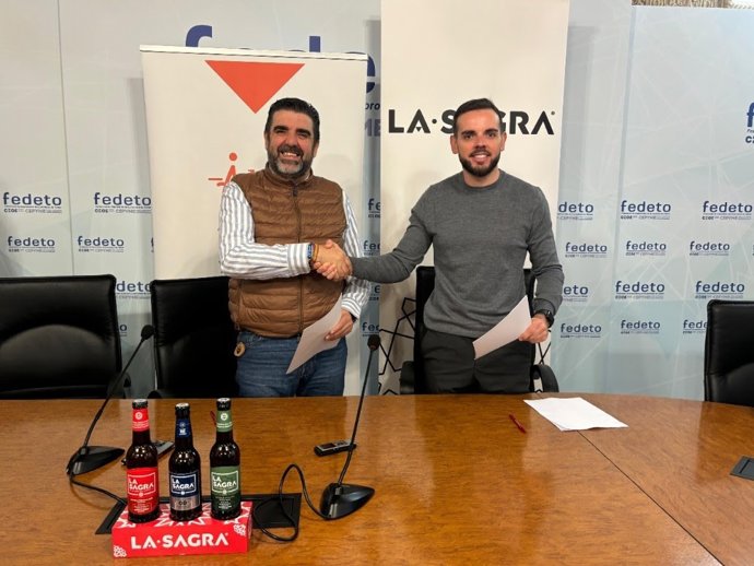 Carlos García, CEO y fundador de Cerveza LA SAGRA, y Tomás Palencia, presidente de la Asociación de Hostelería y Turismo de Toledo (AHT).