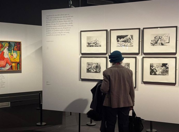 Una mujer visita uno de los espacios de la muestra