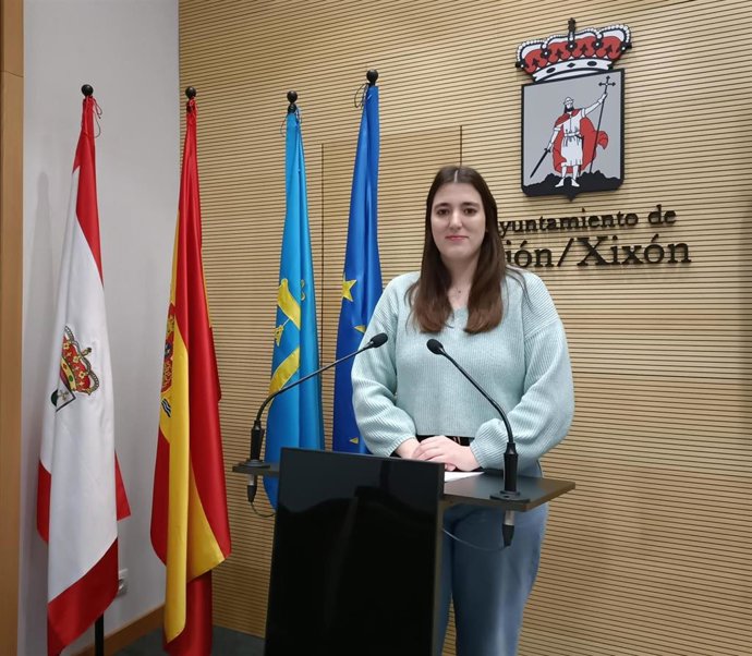 La portavoz de Podemos en el Ayuntamiento de Gijón, Olaya Suárez, en rueda de prensa en el Consistorio gijonés.