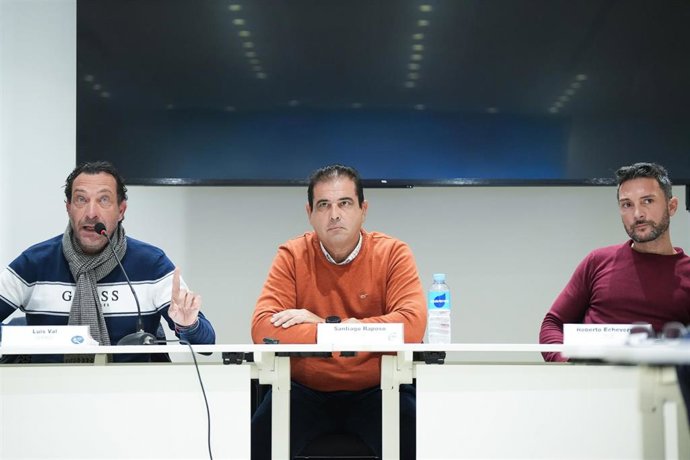 El delegado de CSIF en la Policía Local de Sevilla, Santiago Reposo (c), el presidente del Sindicato de la Policía Local de Sevilla (SPLS), Roberto Echevarria (d) y el presidente del sindicato SPPME-A, Luis Val (i), en una rueda de prensa.