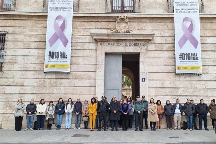 Imagen de la concentración ante la Delegación de Gobierno en recuerdo de la última víctima del crimen machista en Alicante