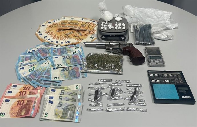 Dinero en efectivo y sustancias estupefacientes halladas en el domicilio de los cuatro detenidos en Bell-lloc d'Urgell (Lleida)