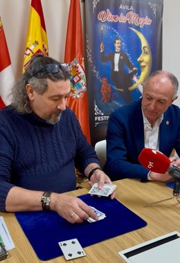 El diputado de Cultura, Javier González, y el Mago Nano en la presentación del Festival Vive la Magia Ávila.