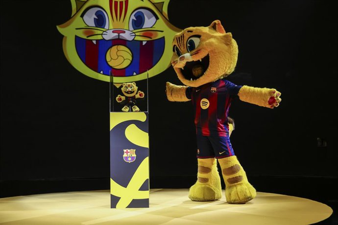 Presentación del peluche de CAT, la mascota del FC Barcelona, en el Barça Immersive Tour