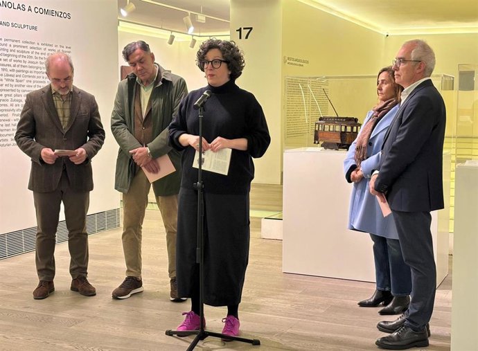 La directora del Museo de Bellas Artes de Astrias, María Lopez, presenta la nueva edición de la Obra Invitada: Piezas maestras del juguete español, 1890-1930.