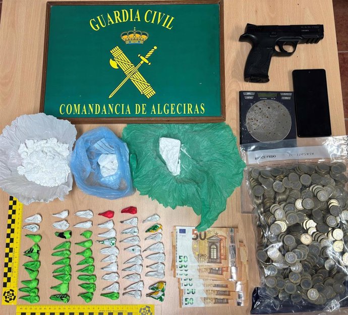 Droga y armas intervenidas al desmantelar cinco puntos de venta de droga en San Roque (Cádiz)