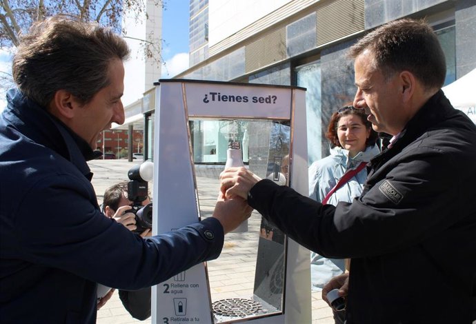 El alcalde de Albacete, Manuel Serrano, con José Belda de Aguas de Albacete