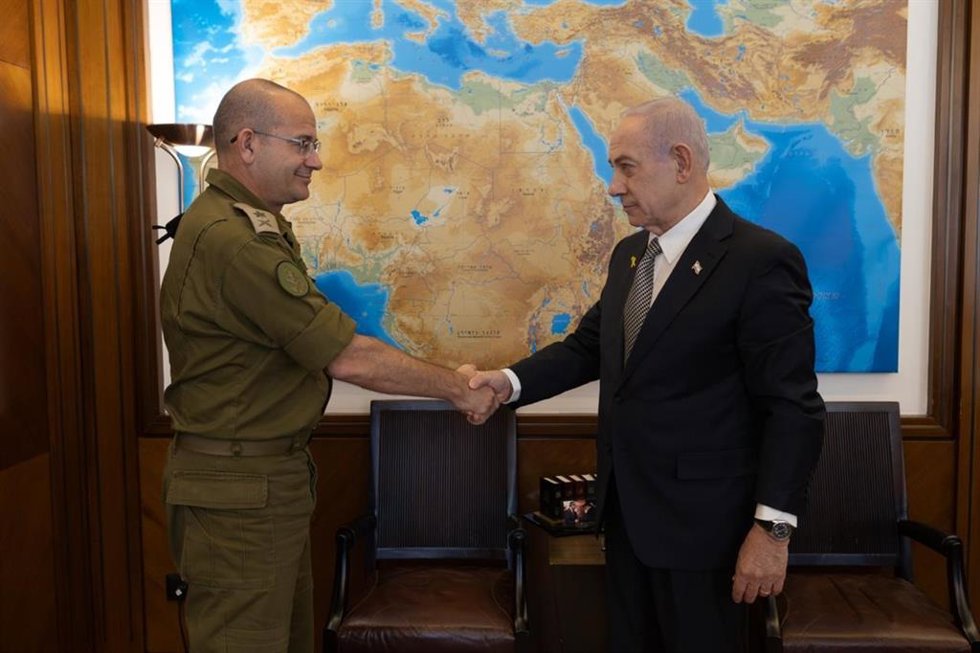 El primer ministro de Israel, Benjamin Netanyahu, saluda a su secretario militar, Roman Gofman, al que ha nominado para ocupar el cargo de director del Mossad