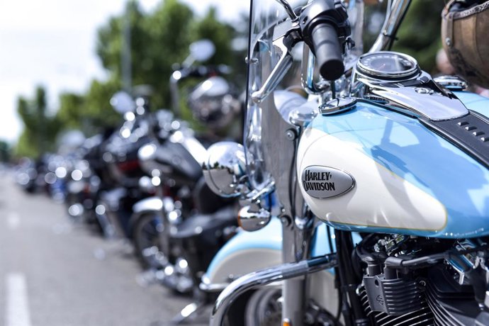 Archivo - Varias motos en Madrid