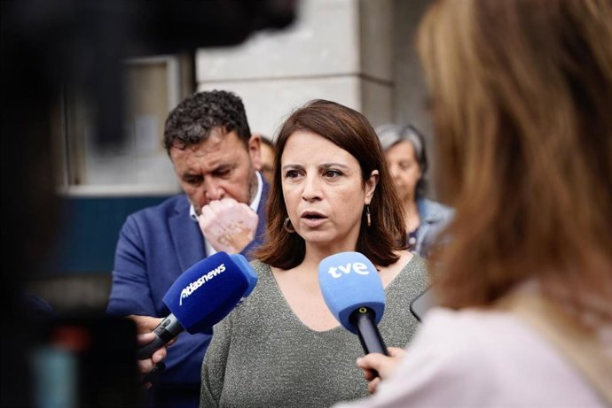 Archivo - La delegada del Gobierno en Asturias, Adriana Lastra,atiende a los medios en una imagen de archivo.